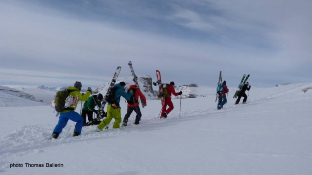 Towards the summit with skis and boards 